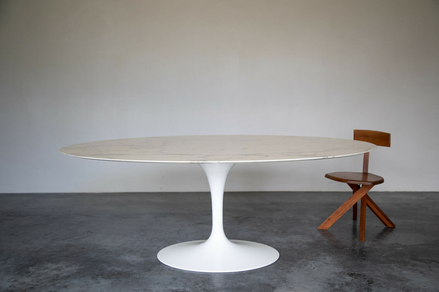 Oval Tulip table